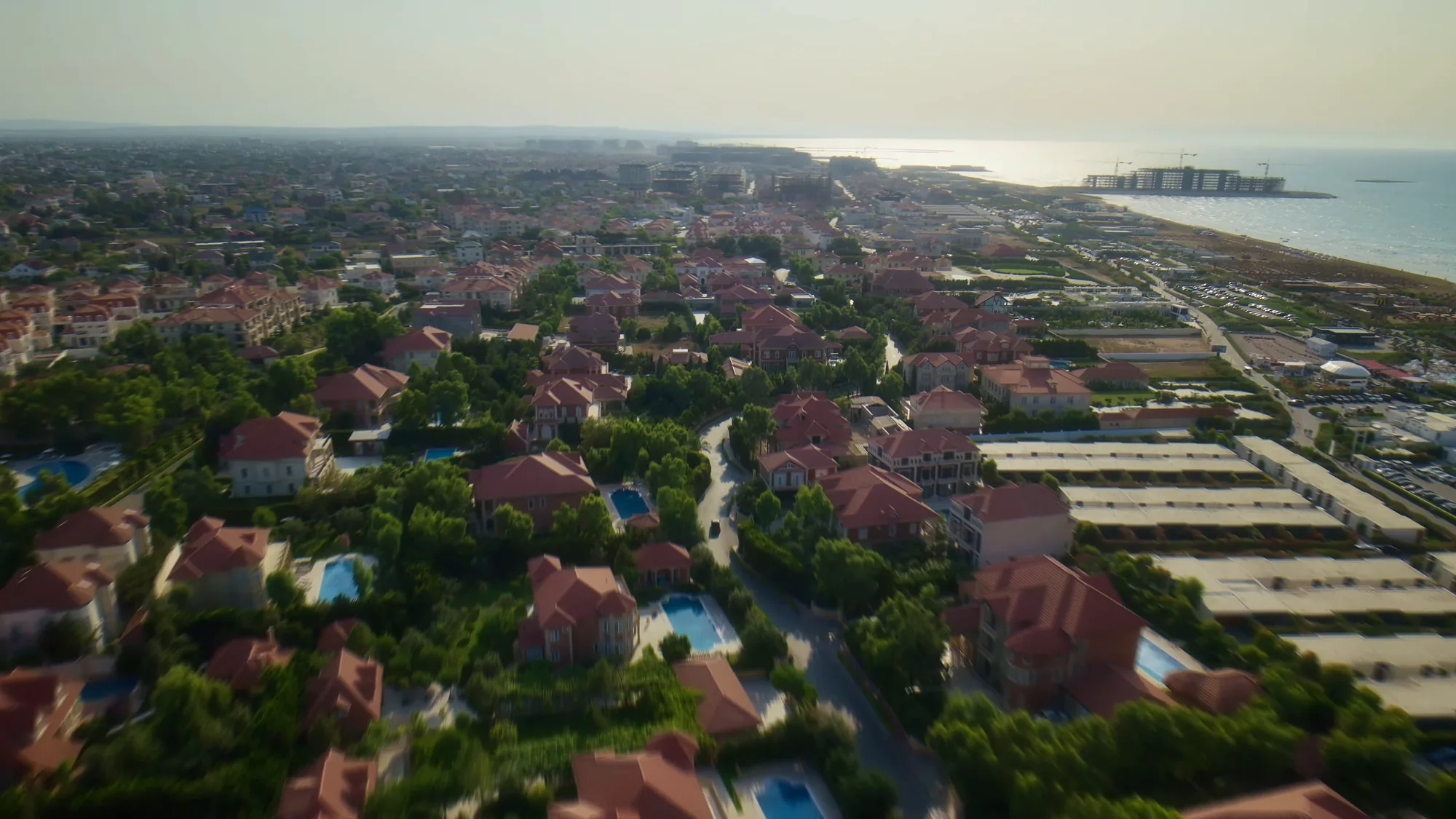 Курорт Sea Breeze с высоты: сады и виллы, справа — Каспий